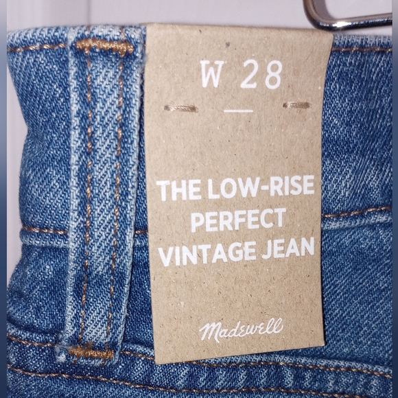 Straight momjeans with a slouchy low rise - Picture 5 of 7